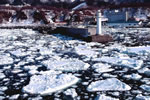 灯台のある風景、流氷の港