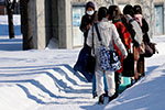 札幌の冬、行き交いの雪道